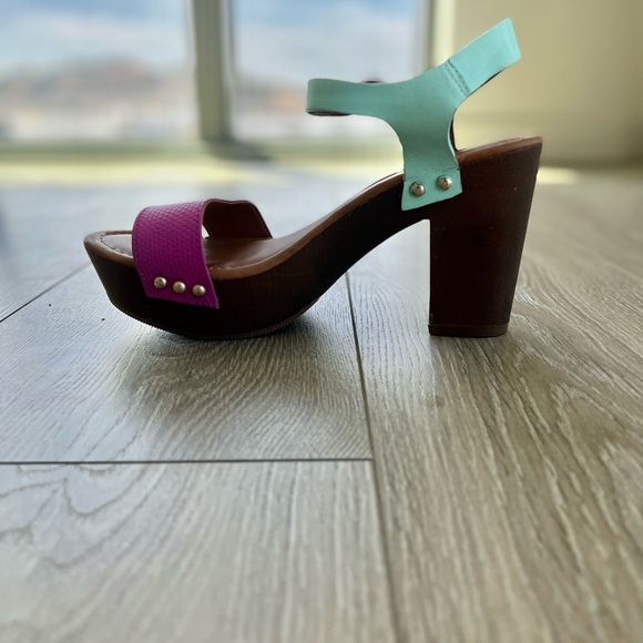 Fun shoes. Only warn once. Size 6.5 - Picture 2 of 3